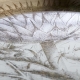 Détail du plateau décoratif rond Lorraine Lene Bjerre, motif chardon et finition or antique, Ø 36 cm.