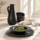 Assiette plate Roda ardoise 28 cm présentée avec une assiette creuse et un pichet assortis – accessoires non inclus