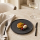 Assiette plate Roda ardoise 22 cm – présentation d’un dessert raffiné