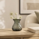 Petit vase Johanna en verre vert-gris avec fleurs dans un intérieur chaleureux