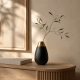 Vase Vienna noir et doré avec branche décorative – mise en ambiance