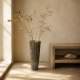 Grand vase Marianna doré avec branches décoratives – mise en ambiance
