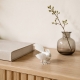 Oiseau blanc Luftikus en métal sur une console en bois clair