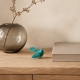 ambiance : Petit oiseau bleu turquoise Luftikus sur une console en bois clair