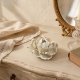 Rose Antique en résine patinée sur une console de charme