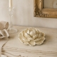 Rose Antique en résine patinée sur une console de charme