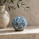 Boule Navah blanche et bleue. Suggestion de présentation avec un anneau de rideau -anneau non fourni.