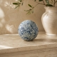 Boule Navah blanche et bleue  présentée sur un anneau-support discret. Suggestion de présentation avec un anneau de rideau