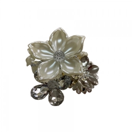 Fleur décorative à pince en métal argenté et simili-perles – 11 cm