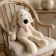 Le chien décoratif crème dans un intérieur aux tons naturels. Décor et accessoires non inclus.