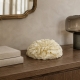 Fleur en papier posée sur une console dans un décor entre charme et contemporain