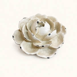 Rose décorative en résine crème patinée diamètre 10 cm