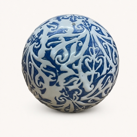 Boule décorative Navah en céramique blanche et bleue – diamètre 8 cm