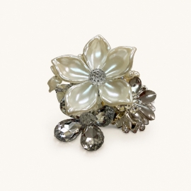  Fleur décorative à pince en métal argenté et pétales ivoire nacrés – 11 cm