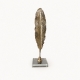 Plume décorative dorée en résine sur socle carré en verre – 38,5 cm