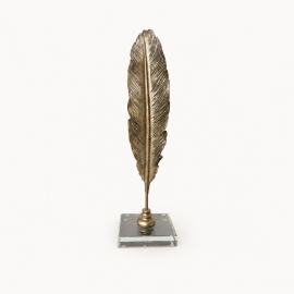 Plume décorative dorée en résine sur socle carré en verre – 38,5 cm