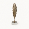 Plume décorative dorée en résine sur socle en verre – 38,5 cm