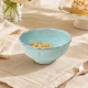 Impressions turquoise 13 cm mis en ambiance sur une table élégante.
