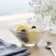 Coupelle Sphère La Rochère présentée avec un sorbet citron et des myrtilles