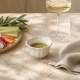 Ramequin « Impressions » blanc utilisé pour servir une sauce lors d’un apéritif.