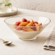 Mini-saladier Filet La Rochère utilisé pour servir un dessert à la crème, aux pêches et aux framboises.