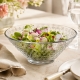 Mini-saladier Fleur La Rochère présenté avec une salade de jeunes pousses, radis et fleurs comestibles.