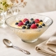 Mini-saladier Fleur La Rochère utilisé pour servir une crème au citron avec framboises et myrtilles.