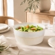Saladier Nótos Costa Nova présenté avec une salade composée sur une table contemporaine