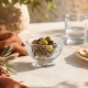 Mini-bol Lyonnais La Rochère rempli d’olives dans une ambiance apéritive méditerranéenne