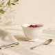  Petit bol Provence en porcelaine blanche présenté avec quelques fruits rouges