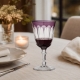 Verre à vin Esther sur une table de dîner élégante