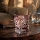 Verre à eau Esther présenté dans un salon élégant