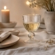 Verre Agine transparent sur une table de dîner chaleureuse