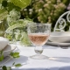 Verre Agine transparent sur une table dressée au jardin