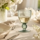 Verre Agine Green Bay sur une table lumineuse et élégante