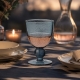 Verre Agine Indigo Blue sur une table de dîner chaleureuse