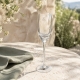 Flûte à champagne J-Line sur une table de jardin provençale