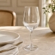 Verre à vin rouge J-Line sur une table contemporaine