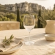 Verre à vin rouge J-Line dans une ambiance provençale