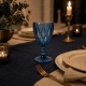 Une présentation raffinée du verre Diamond bleu pour un dîner contemporain