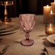 Une présentation chaleureuse du verre Diamond rose pour un dîner