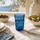 Le verre Diamond bleu apporte une touche lumineuse à une table estivale. Accessoires de présentation non inclus.