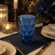 Le verre Diamond bleu mis en valeur dans une ambiance raffinée. Accessoires de présentation non inclus.