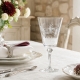 Le verre Impérial gravé présenté sur une table claire et raffinée. Accessoires de présentation non inclus.