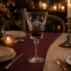 Le verre à vin rouge Impérial mis en valeur dans une ambiance chaleureuse aux chandelles. Accessoires de présentation non inclus
