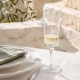 Le verre Impérial gravé présenté sur une table lumineuse en terrasse. Accessoires de présentation non inclus.