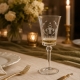 Le verre à vin blanc Impérial mis en valeur dans une ambiance élégante aux chandelles. Accessoires de présentation non inclus.