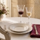 Le verre à vin blanc Impérial présenté avec le verre à vin rouge assorti. Accessoires de présentation non inclus.