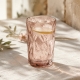 Le verre Diamond rose dans une ambiance lumineuse d’inspiration provençale.