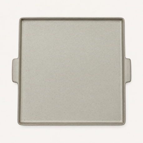 Plat de service carré Notos crème 31 cm en céramique mouchetée avec deux poignées, vu de dessus.